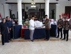 Walikota Surabaya Eri Cahyadi Serahkan Bantuan ke Bupati Gus Muhdlor Untuk Korban Angin Puting Beliung