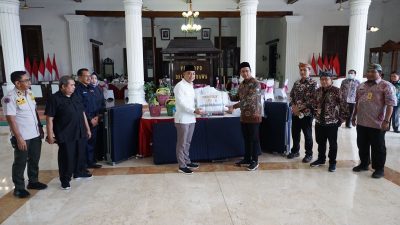 Walikota Surabaya Eri Cahyadi Serahkan Bantuan ke Bupati Gus Muhdlor Untuk Korban Angin Puting Beliung