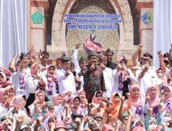 Ribuan Siswa SMPN 4 Sidoarjo Membuat Udeng Pacul Gowang