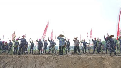 Bupati Sidoarjo Bersama Pasmar 2 Gedangan Tanam Pohon Sorgum dan Bibit Jagung Hibrida