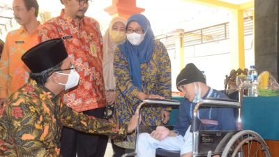 Bupati Sidoarjo Salurkan Bantuan Kepada Seratus Penyandang Disabilitas Berat