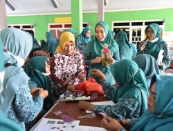 Ratusan Ibu-Ibu PKK di Kabupaten Sidoarjo Dilatih Membuat Bunga Artificial Dari Limbah Daun