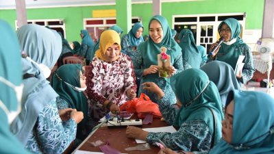 Ratusan Ibu-Ibu PKK di Kabupaten Sidoarjo Dilatih Membuat Bunga Artificial Dari Limbah Daun