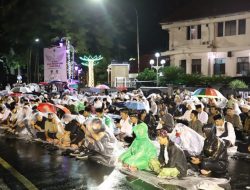 Di bawah Guyuran Hujan, Warga Kota Malang Doa Bersama Untuk Korban Tragedi Kanjuruhan