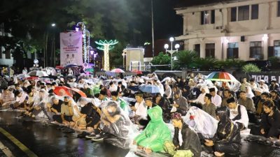 Di bawah Guyuran Hujan, Warga Kota Malang Doa Bersama Untuk Korban Tragedi Kanjuruhan