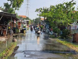 Air Sungai Meluap, Bupati Gus Muhdlor Perintahkan BPBD, Dinkes dan Dinsos Bantu Warga Terdampak Banjir