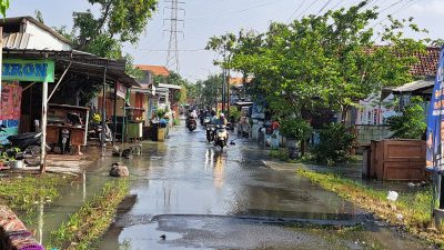 Air Sungai Meluap, Bupati Gus Muhdlor Perintahkan BPBD, Dinkes dan Dinsos Bantu Warga Terdampak Banjir