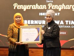Gubernur Khofifah Terima Penghargaan sebagai Inisiator Komunikasi Digital Pertama di Indonesia