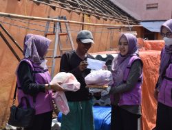 Ketua PKK Sidoarjo Sa’adah Muhdlor Berikan Bantuan Susu Hingga Pampers Untuk Balita Korban Bencana Angin Puting Beliung