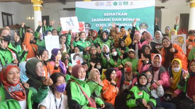 Peringati Usia Emas , IKA Unair Surabaya Gelar Baksos Sasaran Ojol Perempuan