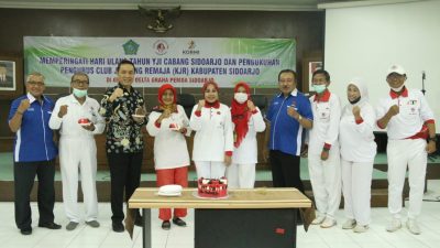 Ketua YJI Sidoarjo Sriatun Subandi Kukuhkan Klub Jantung Remaja