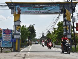 Betonisasi Jalan Desa Masif, Warga Sidoarjo Bentangkan Spanduk Terima Kasih ke Bupati Gus Muhdlor