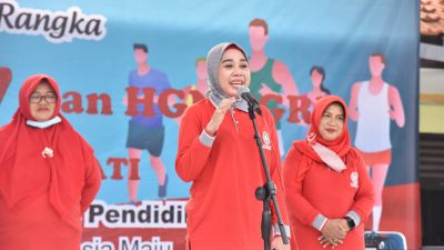 Jalan Sehat HUT PGRI, Istri Wabup Sidoarjo Minta Guru Tingkatkan Kualitas