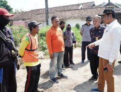 Wabup Sidoarjo Sidak Jalan Rusak Di Desa Singogalih Kecamatan Tarik