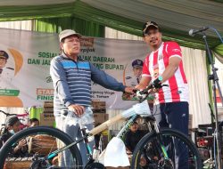 Bupati Sidoarjo Berikan Hadiah Sepeda Gunung ke Orang Pertama di Desa Wage yang Bayar Pajak PBB