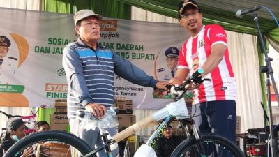 Bupati Sidoarjo Berikan Hadiah Sepeda Gunung ke Orang Pertama di Desa Wage yang Bayar Pajak PBB