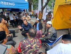Bupati Gus Muhdlor Dipijat Banser Sebelum Apel Gelar Pasukan Pengamanan Harlah 1 Abad NU 