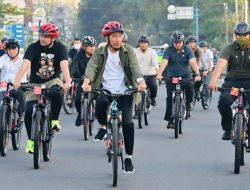 Sambil Bersepeda, Presiden Jokowi Cek Penataan Kota Medan