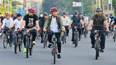 Sambil Bersepeda, Presiden Jokowi Cek Penataan Kota Medan