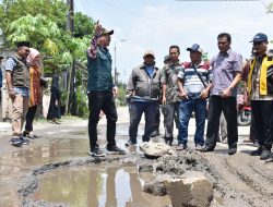Sidak Jalan Berlubang Tarik-Mlirip, Bupati Gus Muhdlor Pastikan Dibeton Tahun 2023