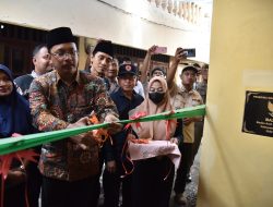 Gus Muhdlor Serahkan Kunci ke Tohari Warga Kedungrejo Waru Penerima Program Bedah Rumah