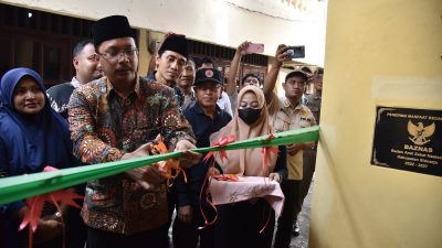 Gus Muhdlor Serahkan Kunci ke Tohari Warga Kedungrejo Waru Penerima Program Bedah Rumah