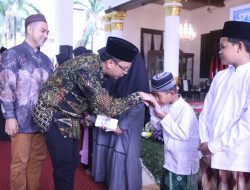 Bupati Gus Muhdlor Serahkan Simbolis Santunan 1.500 Anak Yatim