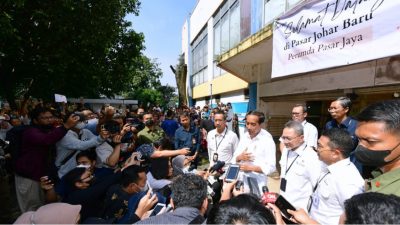 Jelang Lebaran 2023, Presiden Jokowi Tinjau Harga Komoditas di Pasar Johar Baru Jakarta