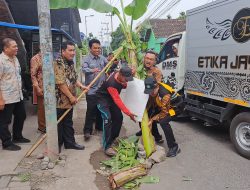 Gus Muhdlor Perintahkan Dinas PU Bina Marga SDA Bersihkan Pohon Pisang dan Segera Perbaiki Jalan Rusak
