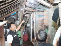 Pemkab Sidoarjo Bantu Bedah Rumah Marsiatin warga Desa Janti, Waru