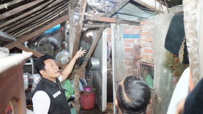 Pemkab Sidoarjo Bantu Bedah Rumah Marsiatin warga Desa Janti, Waru