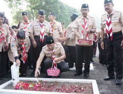 Ka.Kwarcab Sidoarjo pimpin Ziarah Makam Pahlawan dalam rangka Hari Pramuka Ke-62