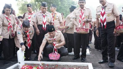 Ka.Kwarcab Sidoarjo pimpin Ziarah Makam Pahlawan dalam rangka Hari Pramuka Ke-62