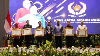 Bupati Sidoarjo Raih Penghargaan Peduli Olahraga Pada Ajang KONI Jatim Award 2023