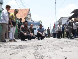 Banjir di Kecamatan Porong Surut, Bupati Gus Muhdlor Segera Perbaiki Jalan Desa yang Rusak