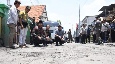Banjir di Kecamatan Porong Surut, Bupati Gus Muhdlor Segera Perbaiki Jalan Desa yang Rusak