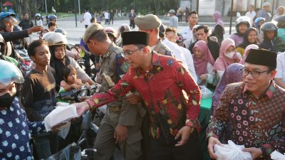 Gus Muhdlor bersama ASN Bagi-Bagi Takjil Gratis Berkah Ramadhan