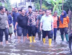 Bupati Sidoarjo Berikan Bantuan 5Kg Beras Untuk 700 Warga Terdampak Banjir