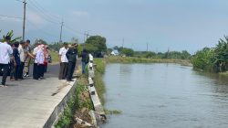 Plt Bupati Sidoarjo Perintahkan Dinas PU Bina Marga Segera Perbaiki Plengsengan Jalan Beton di Kedungbocok